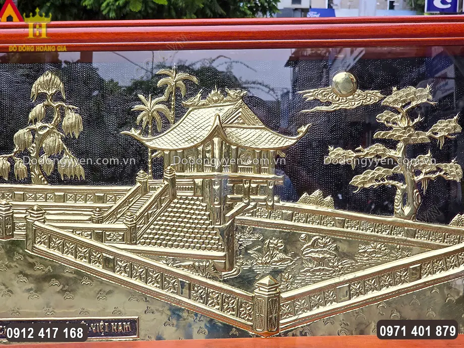 Từng họa tiết hoa văn được chạm th&uacute;c nổi sinh động